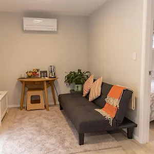 Guest house Back Garden Flat With Free On Street Parking And Fiber Wifi - 15 Mins To Ferry, Stadium, Cbd, Wellington